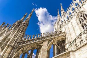 Terrasses sur les toits du Duomo de Milan en Italie photo