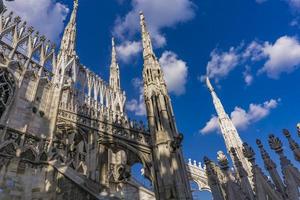 Terrasses sur les toits du Duomo de Milan en Italie photo