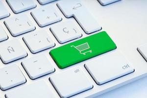 Achats en ligne e-commerce internet shopping concept icône panier sur la touche du clavier vert