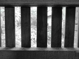 photo de le air évents dans mon de grand-mère loger, noir et blanc, similaire à le ventilation dans une prison