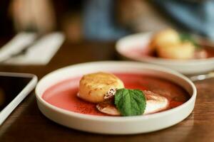 gâteaux au fromage avec yaourt et menthe. chalet fromage casserole. dessert dans une restaurant photo