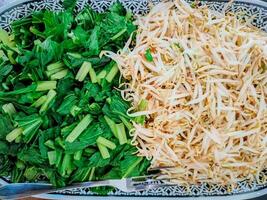 moutarde légumes verts et toge des légumes pour poulet nouille mélange photo