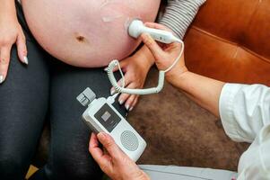 Enceinte femme avoir ultrason de médecin. photo