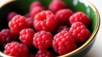 Frais framboises dans une bol. ai généré. photo