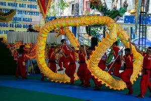 ho chi Minh, viet nam - 22 avril 2023 dragon danse, célébrer le Nouveau an. à le parc photo