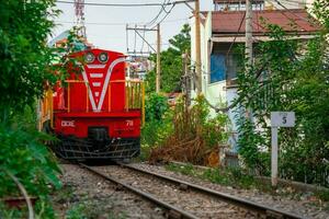 incroyable vue de train qui passe par une étroit rue, le Hanoi vieux trimestre. Stock photo