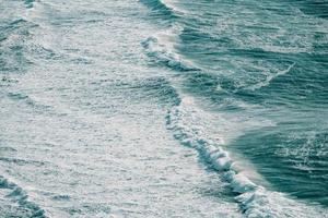 Vue aérienne d'une énorme vague s'écraser au milieu de l'océan photo