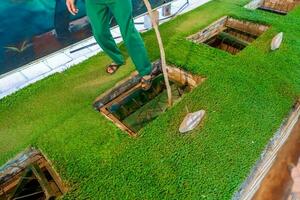 le cu chi tunnels. le Personnel montrant utilisation le piège dans cu chi tunnels. c'est utilisé dans vietnam guerre. célèbre touristique attraction dans vietnam. Stock photo