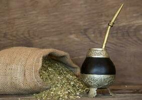 camarade et yerbamate sur rustique en bois Contexte. traditionnel Sud américain infusion photo