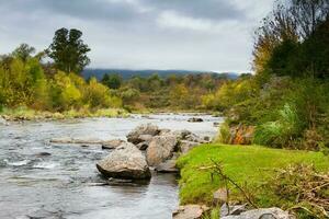 rivière paysage dans l'automne dans le montagnes de Cordoue Argentine photo