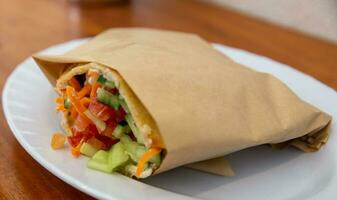 falafel emballage avec des légumes photo