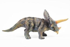 Jouet en caoutchouc tricératops dinosaure isolé sur blanc photo