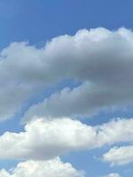 ciel bleu avec des nuages photo