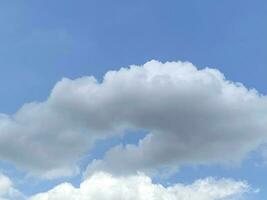 ciel bleu avec des nuages photo