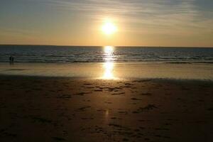 coucher de soleil sur une plage photo