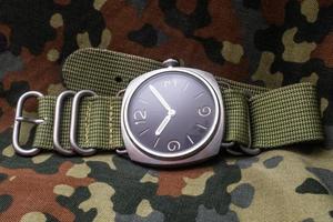 photo réaliste nette de montres-bracelets militaires vintage