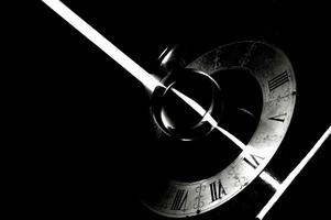 une horloge vintage avec un rayon de lumière brillant en noir et blanc photo