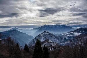 vallées alpines avec neige et brouillard