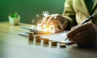 esg environnement social la gouvernance investissement concept. homme d'affaire en utilisant ordinateur à analyser investissement ex. stratégie cette considère le environnemental, entreprise carbone la main d'oeuvre les pratiques, durabilité photo