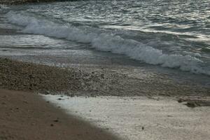 belle plage de sable et douce vague de l'océan bleu photo