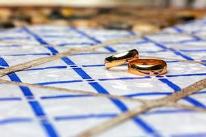 anneaux de mariage sur mosaïque carrelée photo