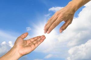 les mains de deux personnes s'étiraient ensemble photo