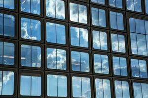 réflexion de des nuages sur un Bureau bâtiment dans Nouveau york ville photo
