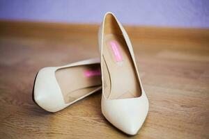 magnifique mariage des chaussures sont sur sol photo