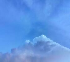 blanc nuageux dans le fond naturel du ciel bleu, espace de copie pour écrire du texte photo