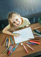 enfant fille dessin avec coloré des crayons photo