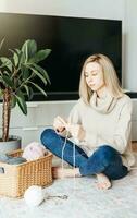 Jeune femme tricot chaud écharpe à l'intérieur photo