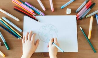 enfant fille dessin avec coloré des crayons photo