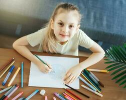 enfant fille dessin avec coloré des crayons photo