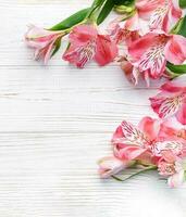 magnifique alstroemeria fleurs sur en bois Contexte photo