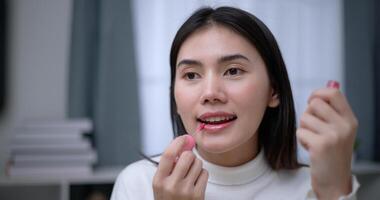 magnifique Jeune asiatique femme blogueur spectacles Comment à faire en haut et utilisation produits de beauté photo