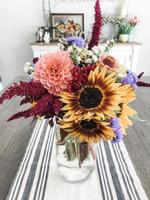 fleurs jaunes et roses sur vase en verre transparent photo