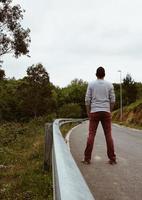 homme trekking dans la montagne photo