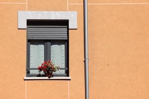 fenêtre sur la façade orange de la maison photo