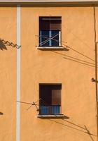 fenêtre sur la façade orange de la maison photo