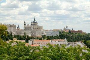 aérien vue de almudena cathédrale dans Madrid photo