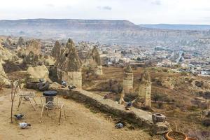 Vue panoramique de la colline jusqu'à la ville de Goreme en Cappadoce photo