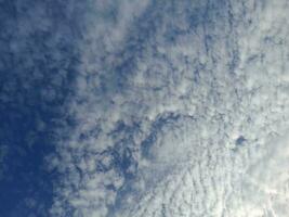 le blanc des nuages sur le bleu ciel sont parfait pour le Contexte. skyscape sur lombok île, Indonésie photo