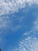 le blanc des nuages sur le bleu ciel sont parfait pour le Contexte. skyscape sur lombok île, Indonésie photo