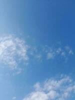 le blanc des nuages sur le bleu ciel sont parfait pour le Contexte. skyscape sur lombok île, Indonésie photo