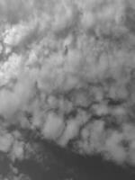 magnifique gris des nuages sur ciel Contexte. grand brillant doux duveteux des nuages sont couverture le tout ciel. photo