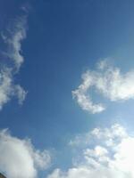 le blanc des nuages sur le bleu ciel sont parfait pour le Contexte. skyscape sur lombok île, Indonésie photo