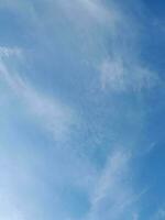 le blanc des nuages sur le bleu ciel sont parfait pour le Contexte. skyscape sur lombok île, Indonésie photo