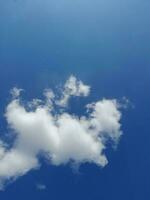 le blanc des nuages sur le bleu ciel sont parfait pour le Contexte. skyscape sur lombok île, Indonésie photo