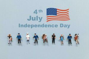 groupe de gens célébrer le Quatrième de juillet avec le américain drapeau dans le Contexte. photo