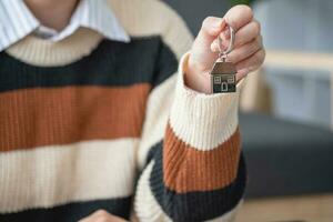 Jeune asiatique femme calculateur le Coût de vente une maison et en cours d'analyse le revenir sur réel biens investissements. réel biens comptabilité concepts et impôt système. photo